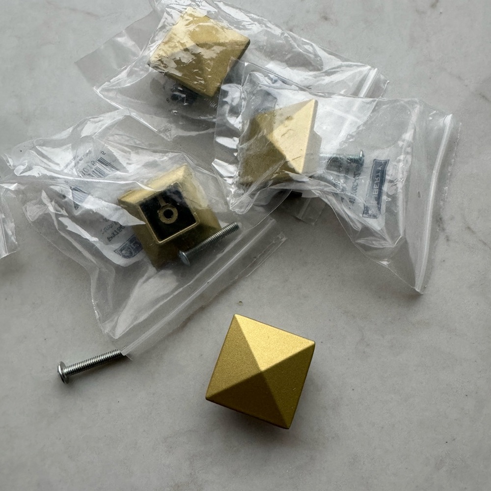 Set of 4 Cabinet Pulls/Knobs, geometric, square, gold
